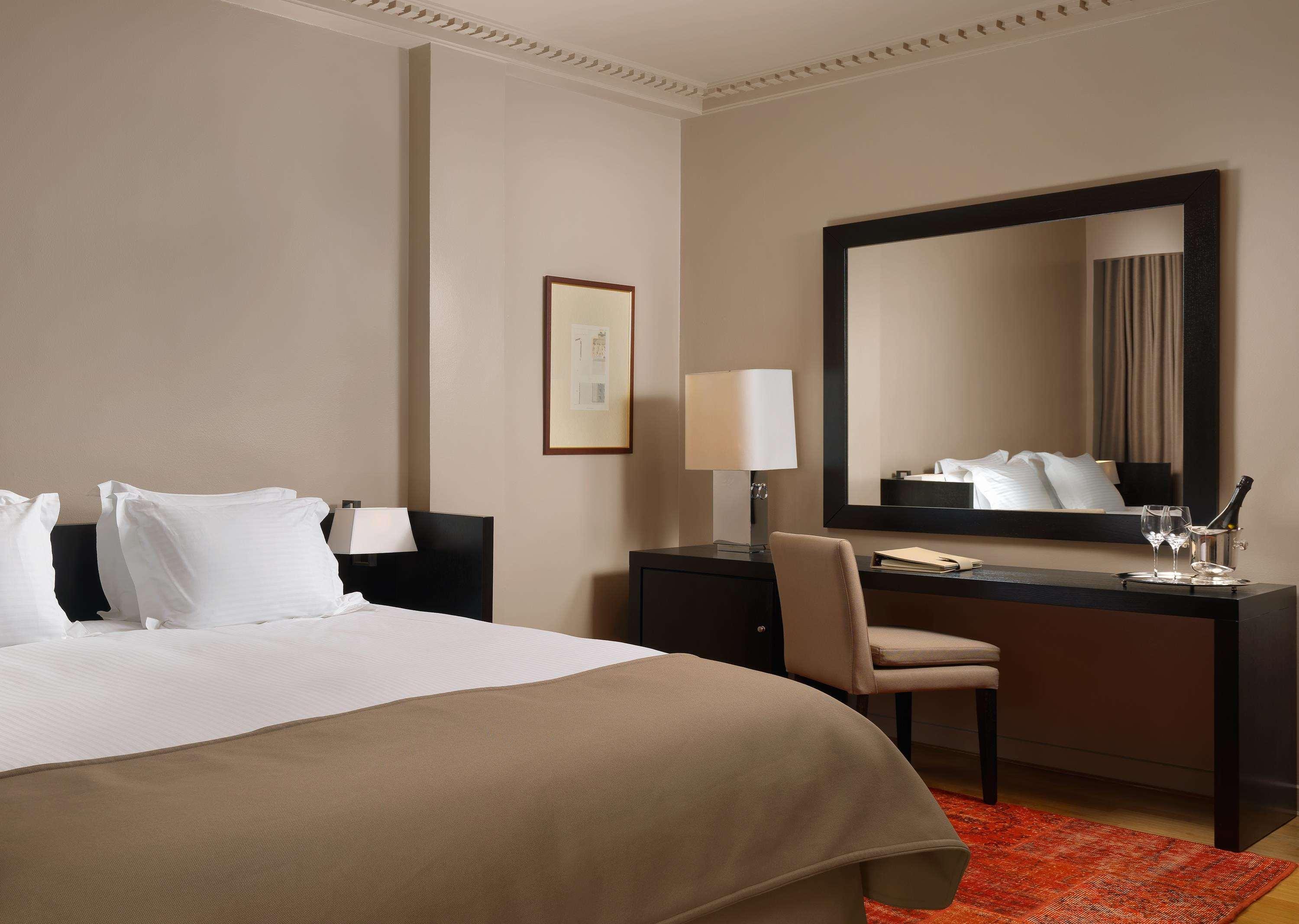 Njv Athens Plaza Hotel Phòng bức ảnh A bedroom at the hotel