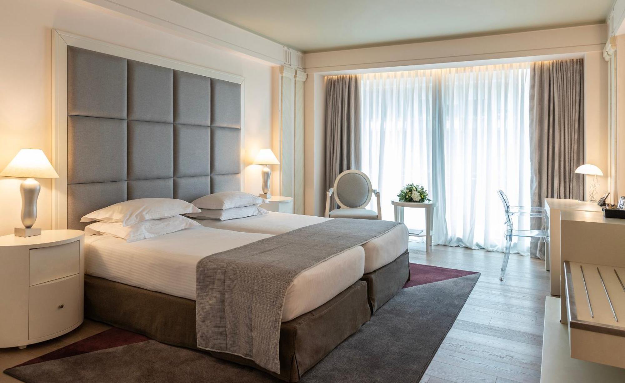 Njv Athens Plaza Hotel Ngoại thất bức ảnh A room at the hotel
