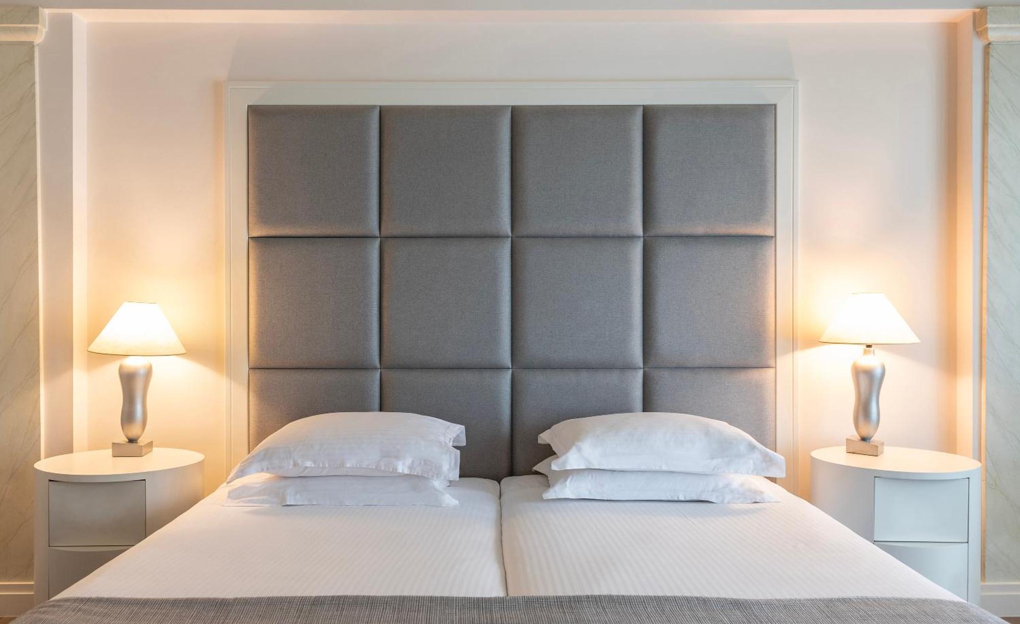 Njv Athens Plaza Hotel Ngoại thất bức ảnh A bed with a headboard