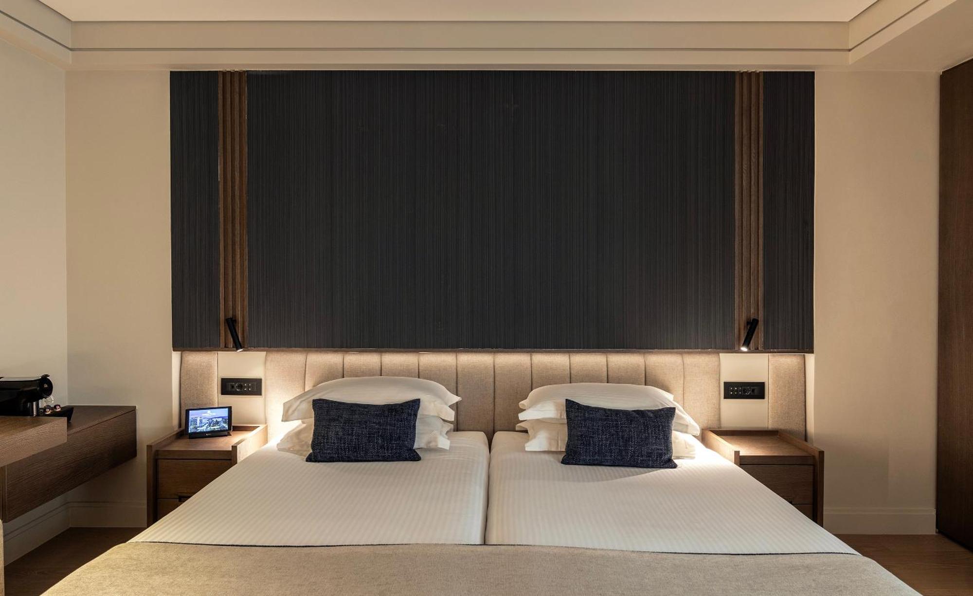 Njv Athens Plaza Hotel Ngoại thất bức ảnh A bedroom at the hotel