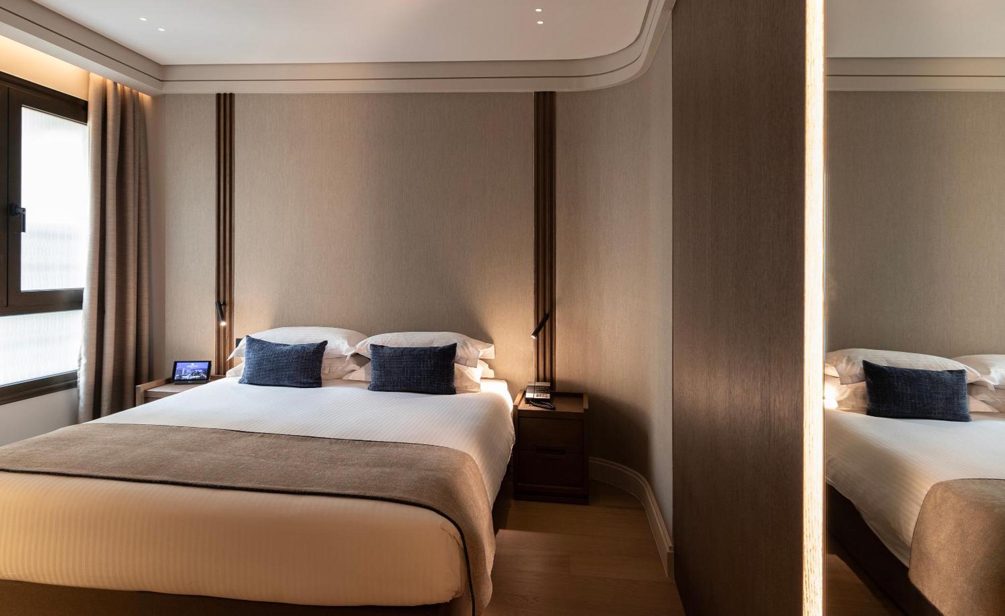 Njv Athens Plaza Hotel Ngoại thất bức ảnh A bedroom at the hotel