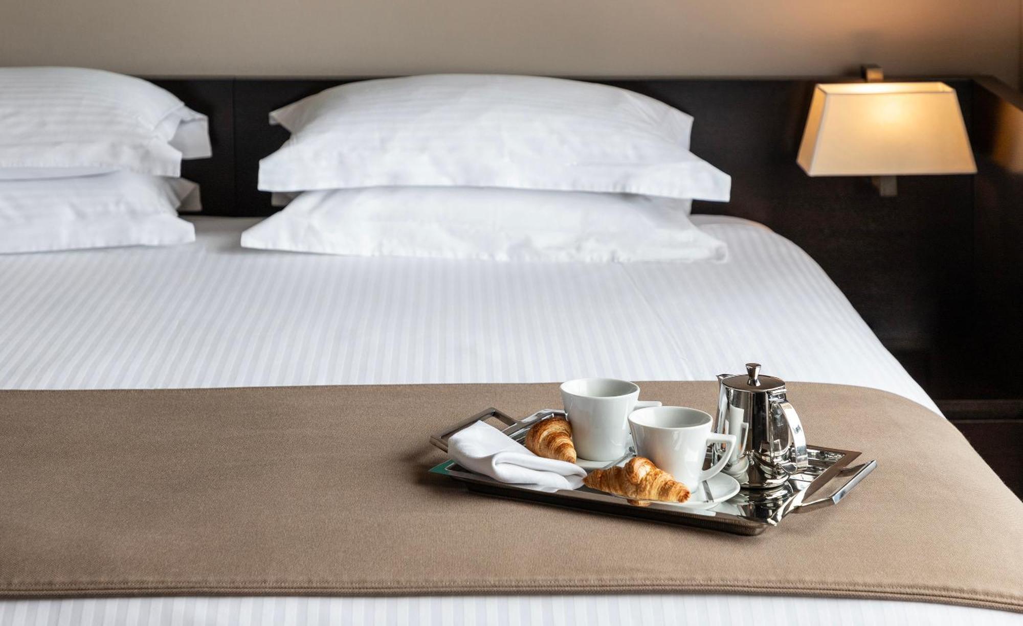 Njv Athens Plaza Hotel Ngoại thất bức ảnh Room service tray