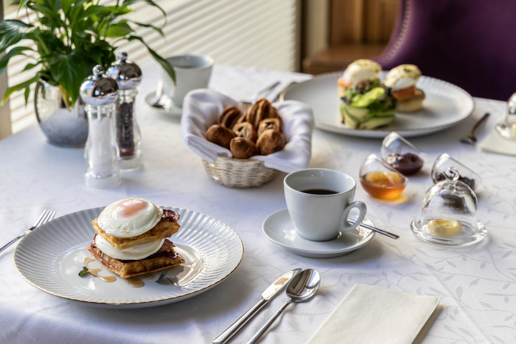 Njv Athens Plaza Hotel Ngoại thất bức ảnh A breakfast table