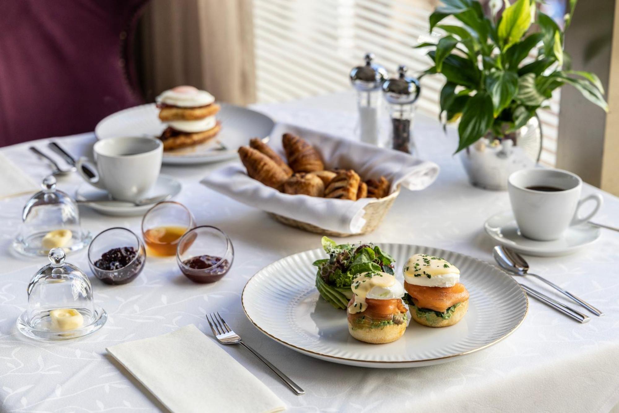 Njv Athens Plaza Hotel Ngoại thất bức ảnh A breakfast table with a selection of dishes