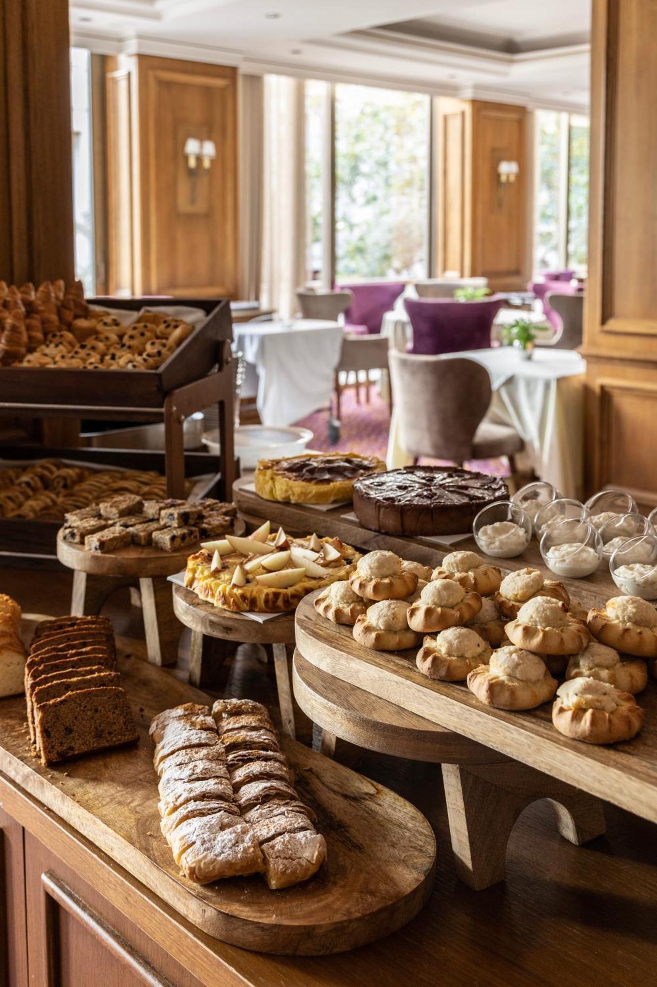 Njv Athens Plaza Hotel Ngoại thất bức ảnh A selection of cakes and pastries