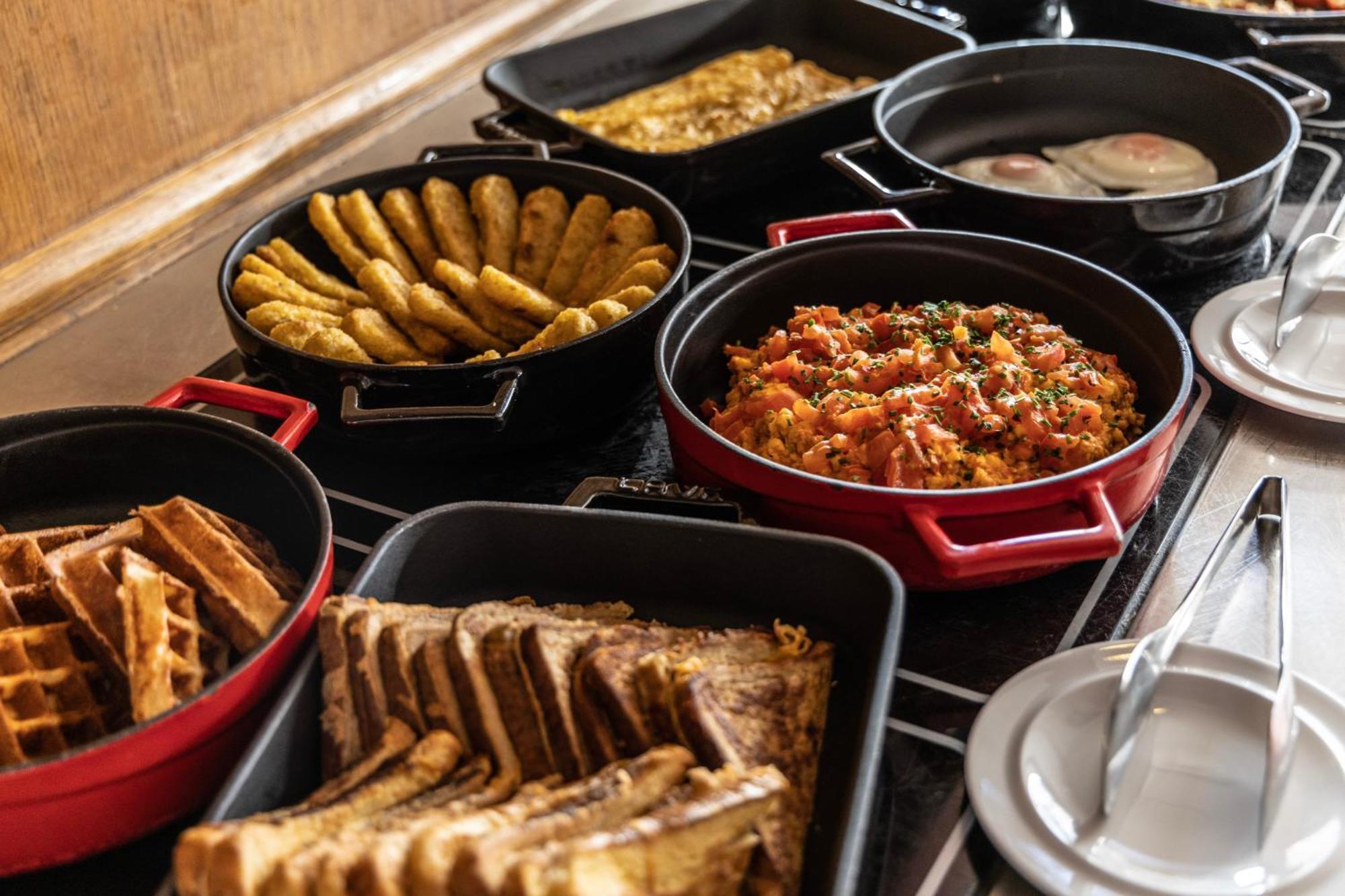 Njv Athens Plaza Hotel Ngoại thất bức ảnh A buffet at a hotel