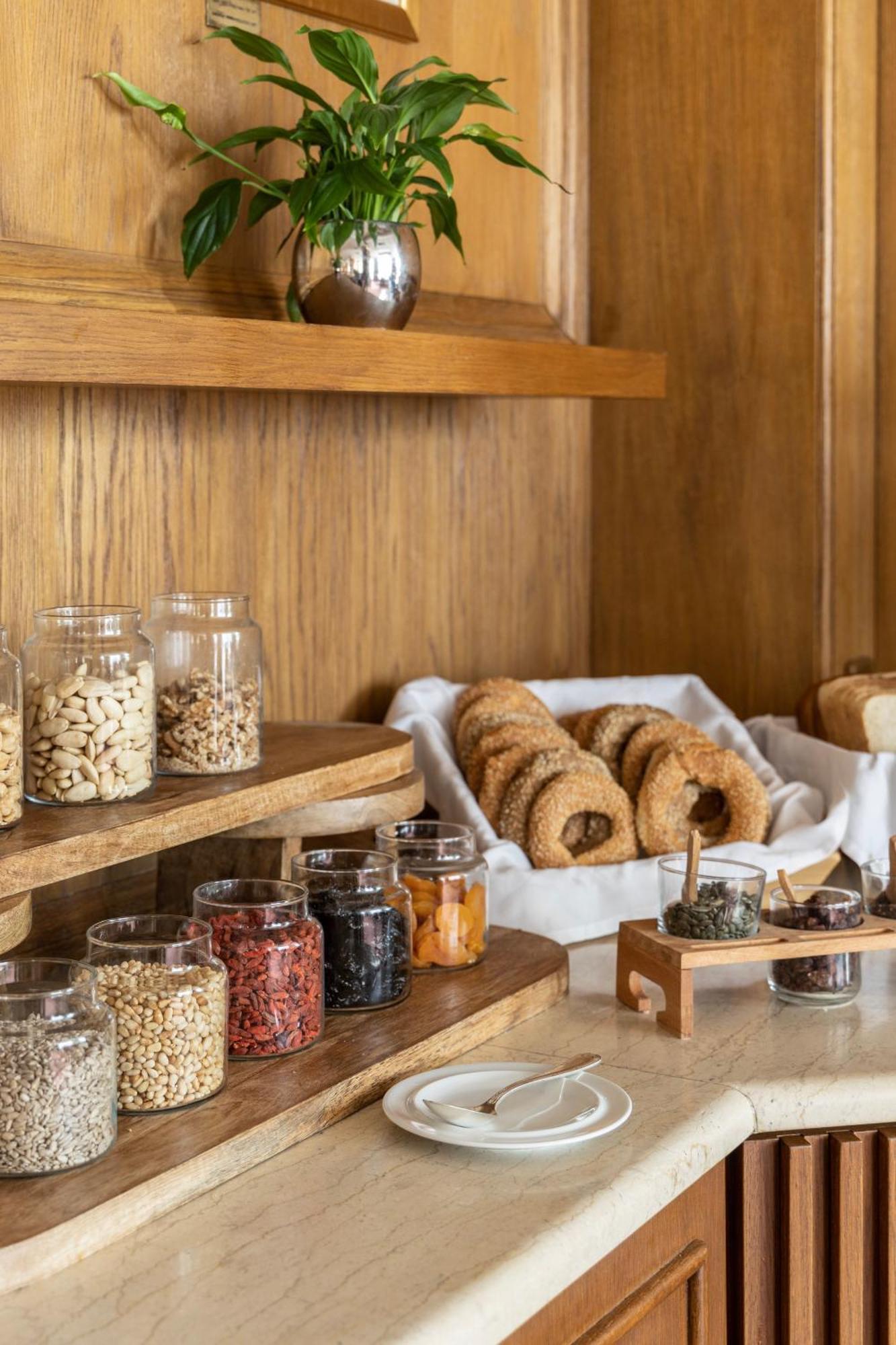 Njv Athens Plaza Hotel Ngoại thất bức ảnh Bagels and other breakfast items at a hotel