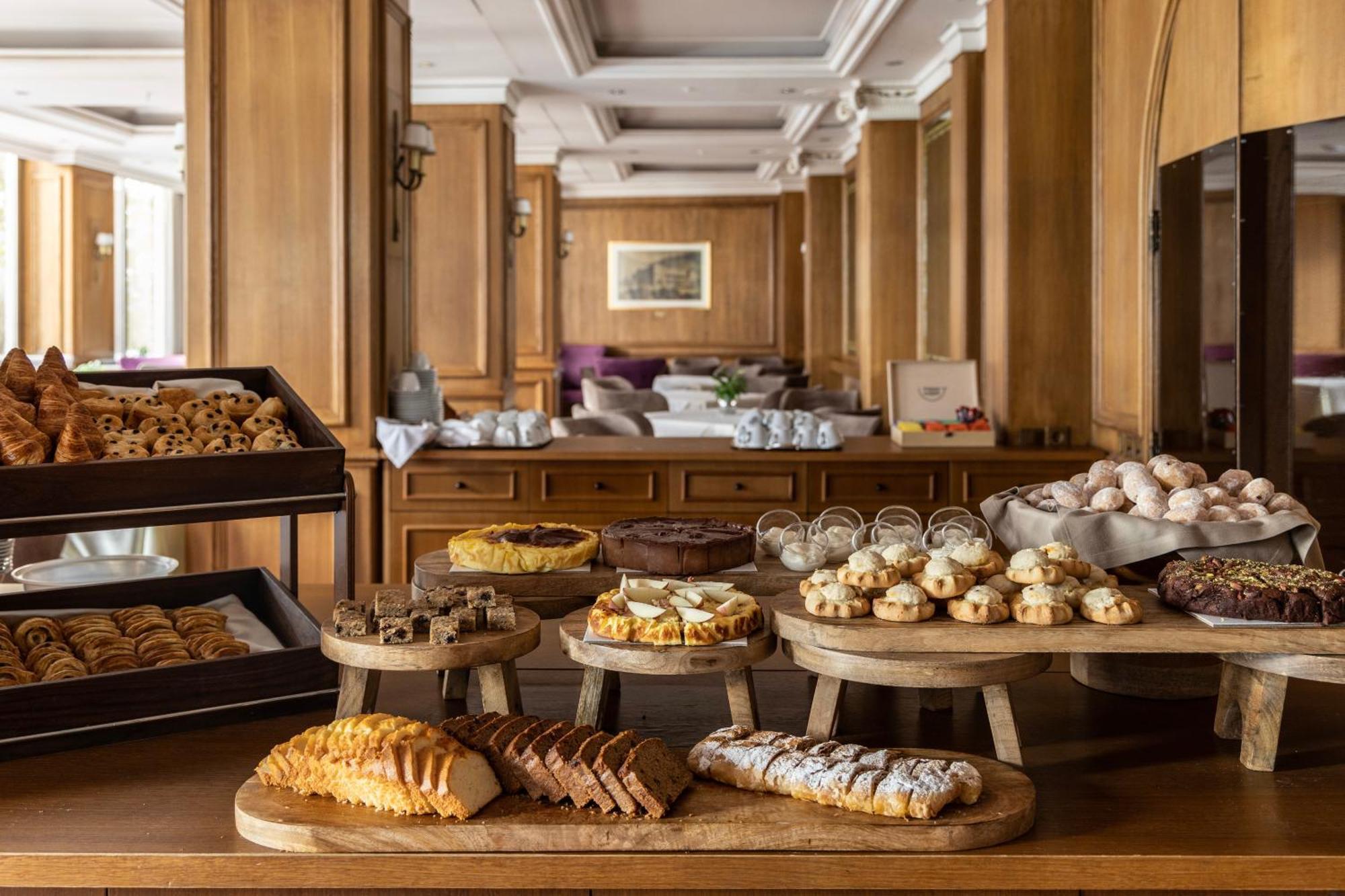 Njv Athens Plaza Hotel Ngoại thất bức ảnh A selection of Greek pastries