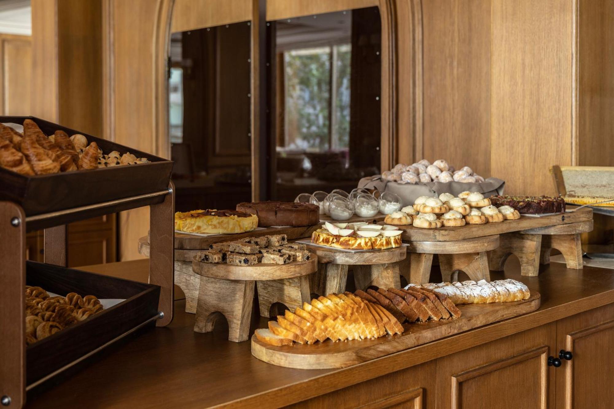 Njv Athens Plaza Hotel Ngoại thất bức ảnh A selection of Greek pastries
